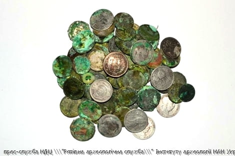 обнаружено 95 монет чеканенных в период от 1892 до 1912 года. Почти все они никелевые, за исключением девяти серебряных и трёх бронзовых.