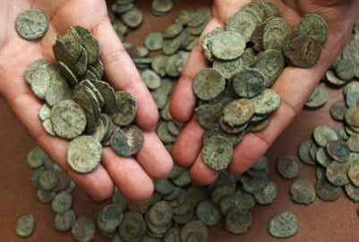 Во Франции найден клад бронзовых монет периода 290-310 годов нашей эры